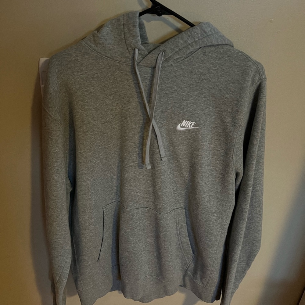 Nike Grey sweater size M. lightly used. Perfect condition.